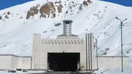 Դիլիջանի թունելում երթևեկության խոչընդոտ է առաջացել. բեռնատարի կցորդ է փչացել