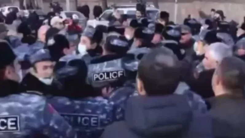 VIDEO. Opposition Blocks Parliament Building, Tensions High on Baghramyan