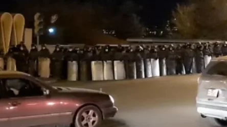 ՏԵՍԱՆՅՈՒԹ. Կառավարական առանձնատների մոտ ԱԱԾ-ի եւ ոստիկանների աշխատակիցները պատ են կազմել