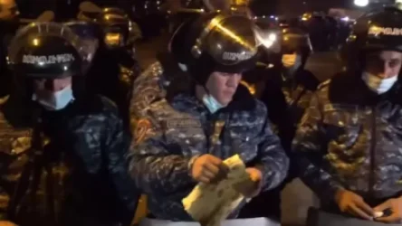 ՏԵՍԱՆՅՈՒԹ. Քաղաքացիները լավաշ են բաժանում ոստիկաններին