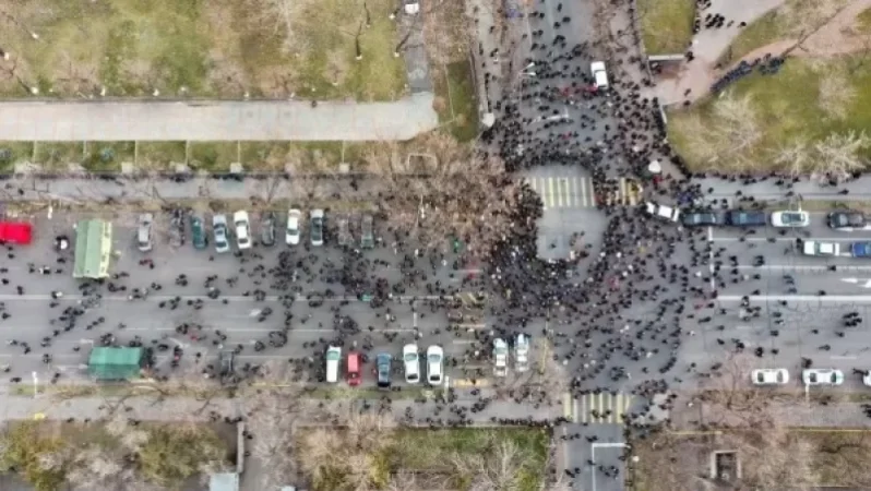 Ժամը 17։31-ի դրությամբ Բաղրամյան-Դեմիրճյան խաչմերուկում գտնվել է շուրջ 2250 մարդ