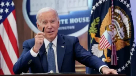 Բայդենն իր ելույթի ժամանակ ուշադրություն է դարձրել ներկաներից մեկի ձեռքի պաստառին և պատասխանել նրան