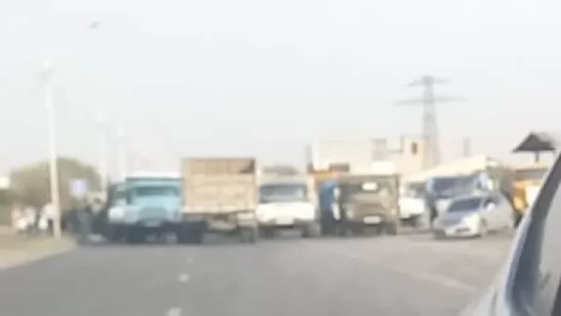 Բեռնատարների վարորդները կրկին փակել են Էջմիածնից Երևան եկող ճանապարհը