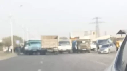 Բեռնատարների վարորդները կրկին փակել են Էջմիածնից Երևան եկող ճանապարհը