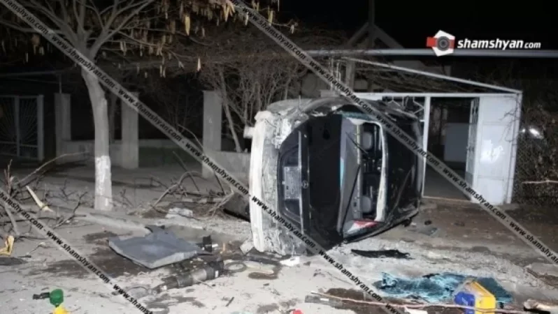 Կասկադյորական ավտովթար Էջմիածնում. Mercedes-ը կոտրել է գազախողովակի հենասյունը, քարե պարիսպը, արմատից տապալել ծառը և հայտնվել մայթին. կան վիրավորներ. Shamshyan. com