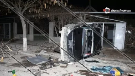 Կասկադյորական ավտովթար Էջմիածնում. Mercedes-ը կոտրել է գազախողովակի հենասյունը, քարե պարիսպը, արմատից տապալել ծառը և հայտնվել մայթին. կան վիրավորներ. Shamshyan. com