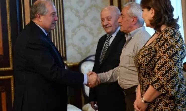 Արմեն Սարգսյանն ընդունել է զոհված օդաչուների ընտանիքների անդամներին