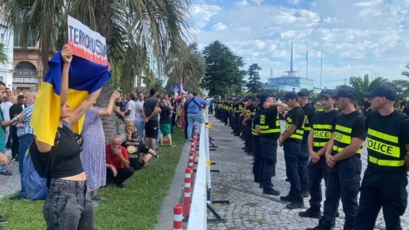 Բաթումիում ցույցերի ժամանակ հայ աղջիկ է բերման ենթարկվել