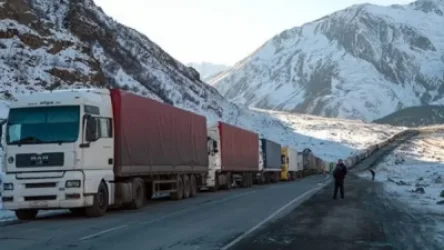 Լարսում մոտ 24 օր մնացած հարյուր հայկական բեռնատարներին օգնություն է հասել