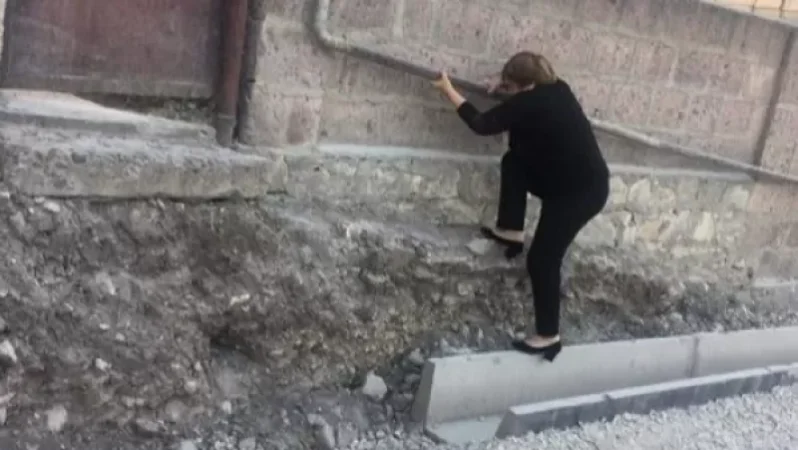 64-ամյա բնակչուհին իր տուն է բարձրանում մագլցելով. քանդել են տան աստիճաններն ու տեղը ոչինչ չեն տեղադրել