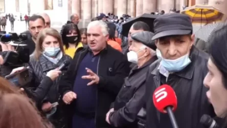 ՏԵՍԱՆՅՈՒԹ. Թող մեզ տանեն իրանց տեղը. Էրեխեքը մեկը մեկին սրսկում են, որ կարողանան պոստեր կանգնեն