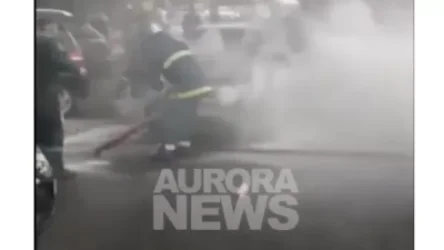 ՏԵՍԱՆՅՈՒԹ․ Ինչպես են փրկարարները փորձում մարել մեքենայում բռնկված հրդեհը