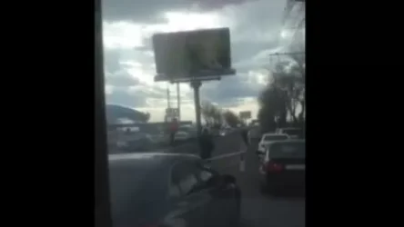 ՏԵՍԱՆՅՈՒԹ. Իսակովի պողոտայում գովազդային վահանակ է թեքվել և շրջվելու վտանգ կա