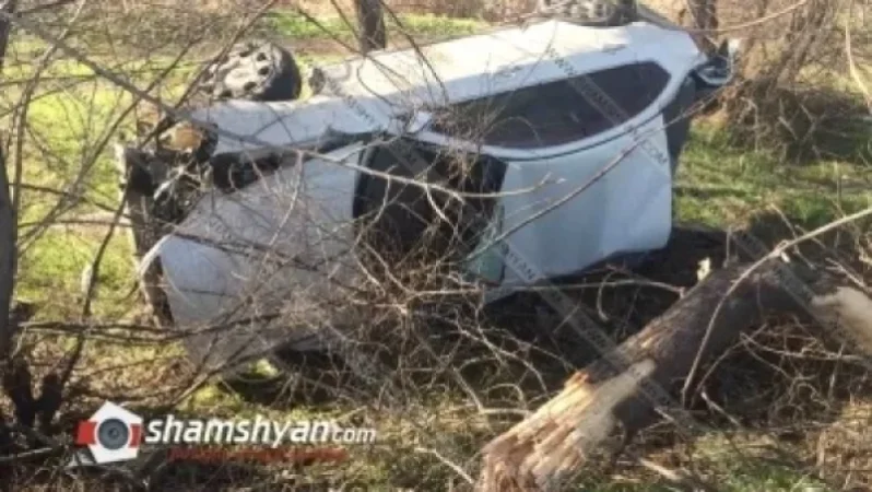 Nissan Teana-ն բախվել է մի քանի ծառերի, կոտրել դրանք և շրջվել. վիրավորներից մեկի ականջը կտրվել է