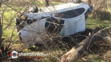 Nissan Teana-ն բախվել է մի քանի ծառերի, կոտրել դրանք և շրջվել. վիրավորներից մեկի ականջը կտրվել է