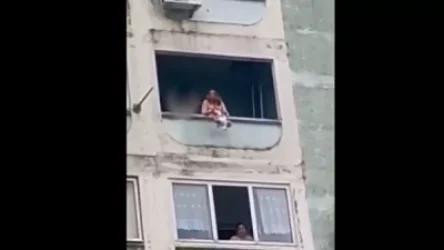 ՏԵՍԱՆՅՈՒԹ. Տուափսեում կինը պատշգամբից կախված է պահել նորածին երեխային՝ փոքրիկին բռնելով միայն ոտքից և ձեռքից