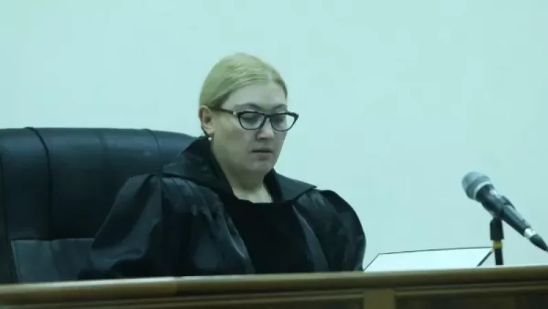 Քոչարյանի պաշտպանների և մեղադրող դատախազների նկատմամբ Աննա Դանիբեկյանը սանկցիա կիրառեց՝ նկատողություն