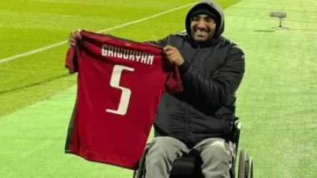 Կիսապաշտպան Արտակ Գրիգորյանն իր հաղթական խաղաշապիկը նվիրել է զինհաշմանդամ երկրպագուին