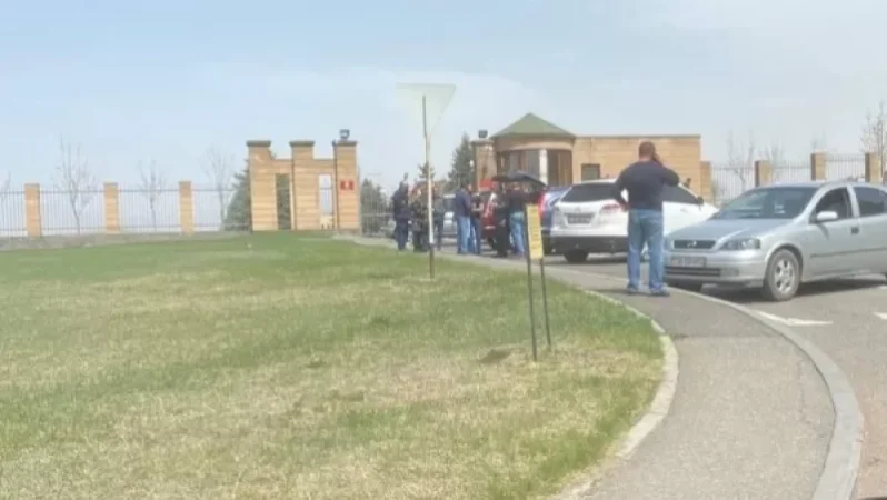 Անհետ կորած զինծառայողների հարազատներն արգելափակել են ՊՆ-ի բոլոր մուտքերը