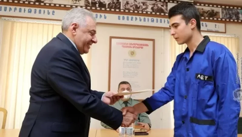 Պաշտպանության նախարարն այցելել է զինվորական հոսպիտալ