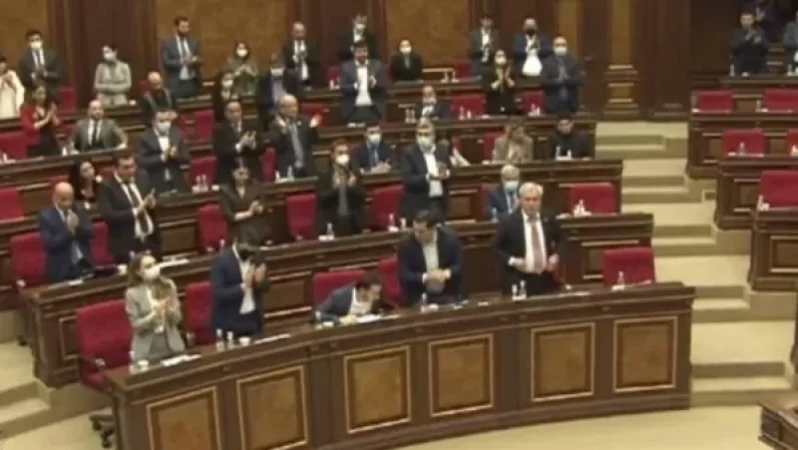 «Իմ քայլ» խմբակցության միակ պատգամավորը Մխիթար Հայրապետյանն էր, ով ոտքի չկանգնեց ու չծափահարեց վարչապետին