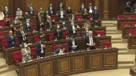 «Իմ քայլ» խմբակցության միակ պատգամավորը Մխիթար Հայրապետյանն էր, ով ոտքի չկանգնեց ու չծափահարեց վարչապետին