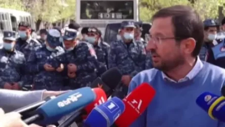 Փաշինյանի հրաժարականը պահանջող քաղաքացիների ակցիա են իրականացնում ԱԺ-ի դիմաց