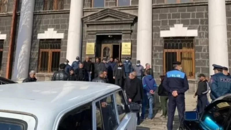 Գերիների հարազատները բացեցին Շիրակի մարզպետարանի մուտքը