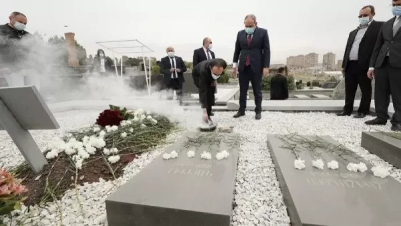 Image: Prime Minister Pays Tribute to the Memory of Commander