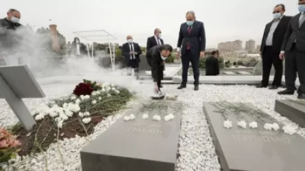 ԼՈՒՍԱՆԿԱՐ. Վարչապետը հարգանքի տուրք է մատուցել Կոմանդոսի հիշատակին