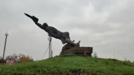 ՏԵՍԱՆՅՈՒԹ․ Ուկրաինայում քանդվել է խորհրդային զինվորների 19 տոննա կշռող հուշարձանը