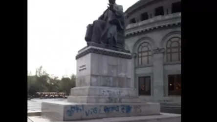 Անհայտ անձինք կապույտ գույնով ներկել են Ալեքսանդր Սպենդիարյանի արձանը