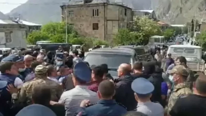 Փաշինյանի անվտանգության աշխատակիցը հարցազրույցի պահին վերցրեց Մեղրիի փոխքաղաքապետի հեռախոսը