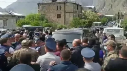 Փաշինյանի անվտանգության աշխատակիցը հարցազրույցի պահին վերցրեց Մեղրիի փոխքաղաքապետի հեռախոսը