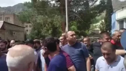 ՏԵՍԱՆՅՈՒԹ. Փաշինյանը Ագարակից ուղևորվեց Մեղրի, որտեղ ևս հայհոյանքներով դիմավորեցին նրան