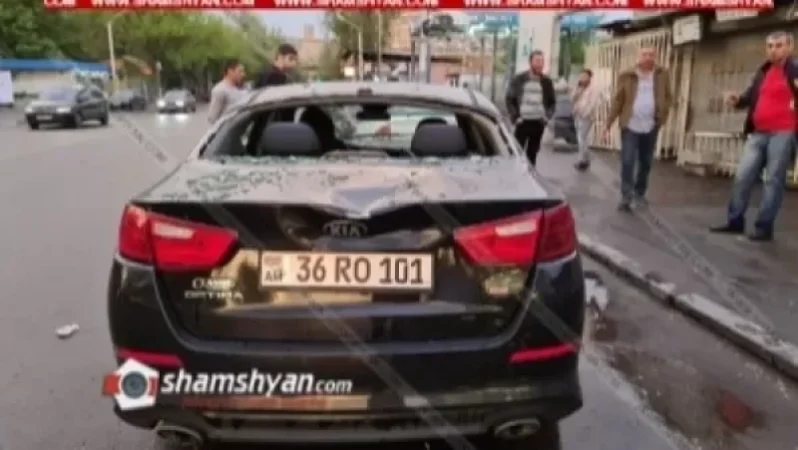 Երևանում կիսակառույց շինության տանիքից փայտերն ու տախտակները քամին շպրտել ու վնասել է Nissan X-Trail-ն ու KIA Optima-ն