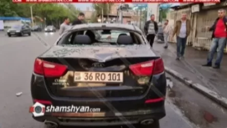 Երևանում կիսակառույց շինության տանիքից փայտերն ու տախտակները քամին շպրտել ու վնասել է Nissan X-Trail-ն ու KIA Optima-ն