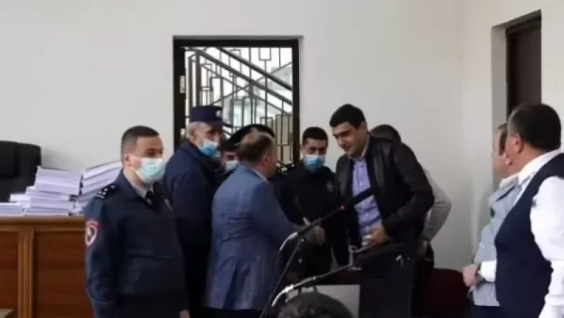 Դատարանում Առուշանյանին դիմավորեցին ծափերով