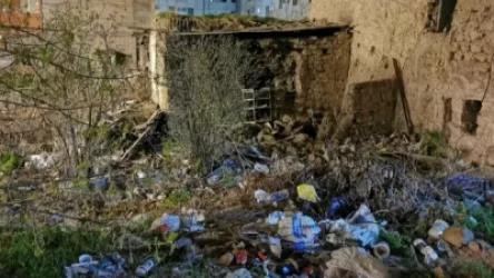 ՏԵՍԱՆՅՈՒԹ. Գարշահոտություն և գոյացած աղբի մեծ կույտ Երևանի կենտրոնում. ի՞նչն է պատճառը