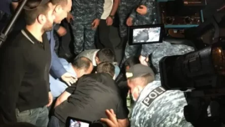 ՏԵՍԱՆՅՈՒԹ. Դատախազության դիմաց պատ կազմած ոստիկաններից մեկի առողջական վիճակը վատացավ