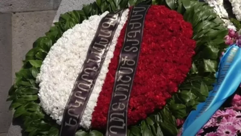 Ռոբերտ Քոչարյանի անունից ծաղկեպսակ է դրվել Ծիծեռնակաբերդի հուշահամալիրում