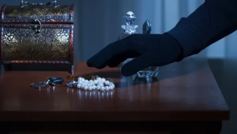 Two Individuals in Military Uniform Break into 81-Year-Old Woman's Home, Bind Her Hands and Mouth, and Steal Gold Jewelry