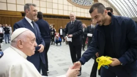 Մխիթարյանն իր ստորագրությամբ մարզաշապիկ է նվիրել Հռոմի պապին