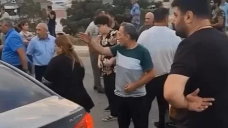 Ադրբեջանական հերթական շրջանի բնակիչները դուրս են եկել բողոքի ցույցի, փակել են ճանապարհը