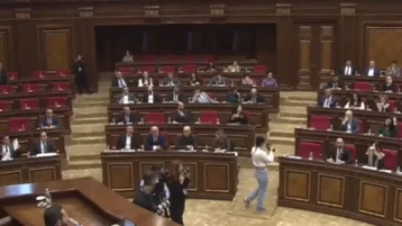 Ընդդիմությունը եկավ խորհրդարան