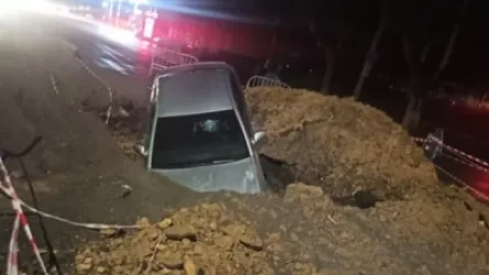 Հալաբյան փողոցում մեքենան ընկել է խորը փոսի մեջ