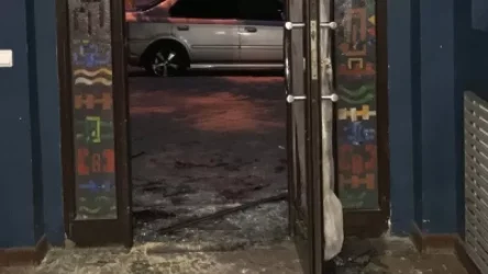 Ոչ սթափ վիճակում գտնվող կինը կոտրել է Գեղարվեստի ակադեմիայի մուտքի դուռը, ապակիները ներս նետել, վնասվածքներ ստացել ու փախել