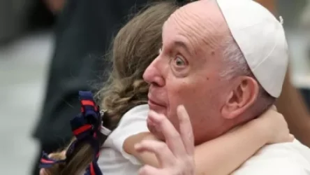 Միջազգային լրատվականներում տարածվում է լուսանկար, որտեղ երեխան գրկել է զարմացած Հռոմի պապին