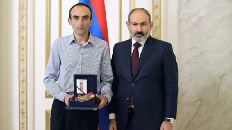 Նիկոլ Փաշինյանը Կոմանդիոսին շնորհված Հայրենիքի շքանշանը հանձնել է նրա որդուն