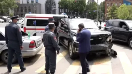 ԹԱՐՄԱՑՈՒՄ. Փաշինյանին ուղեկցող մեքենայի մասնակցությամբ վթար է տեղի ունեցել, կա վիրավոր